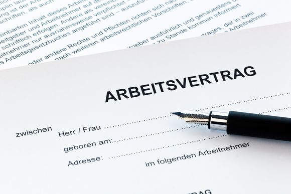 Arbeitsvertrag auf Papier mit Füllfeder